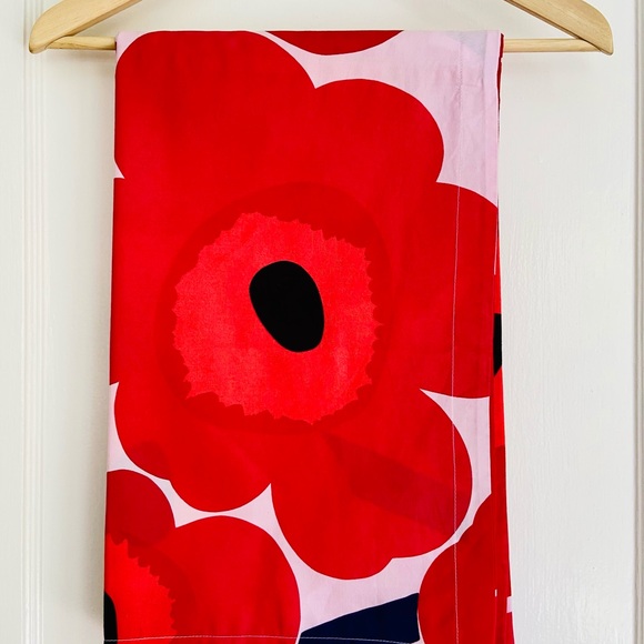Marimekko Unikko King Pillow Shams (red/white; sold as a pair of two) - Picture 2 of 2